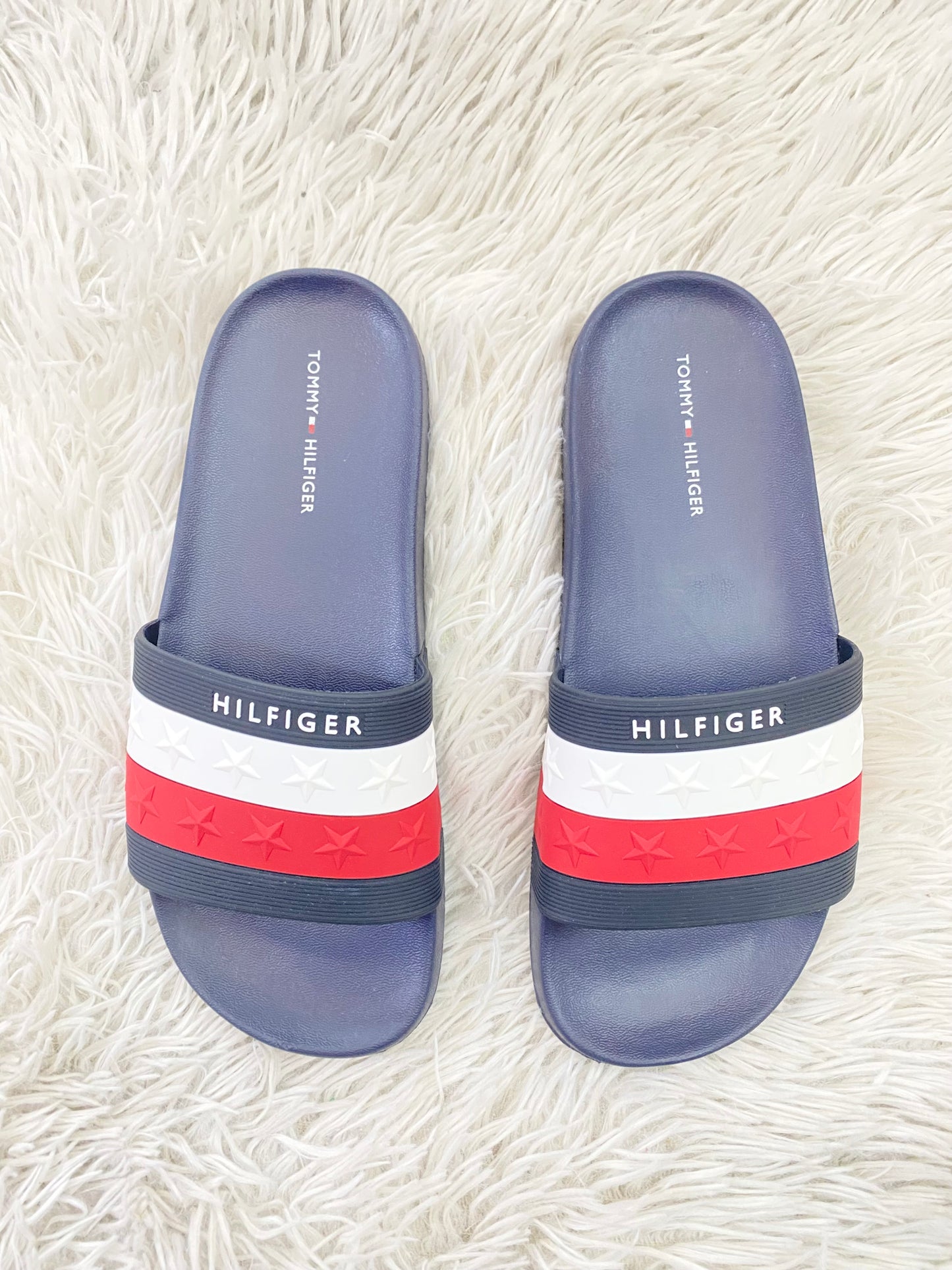 Sandalias Tommy Hilfiger original, azul marino con bandera de la marca en azul, rojo y blanco y letras Hilfiger en blanco.