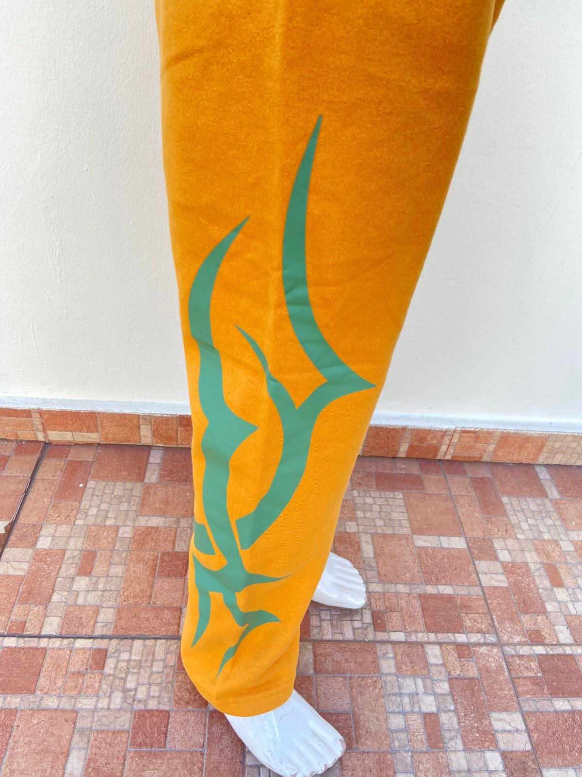 Jogger VON DUTCH original Amarillo mostaza con diseño en color verde.