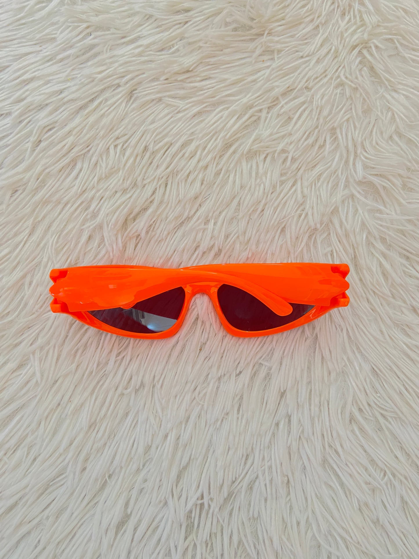 Lentes, naranja con micas de color negro.