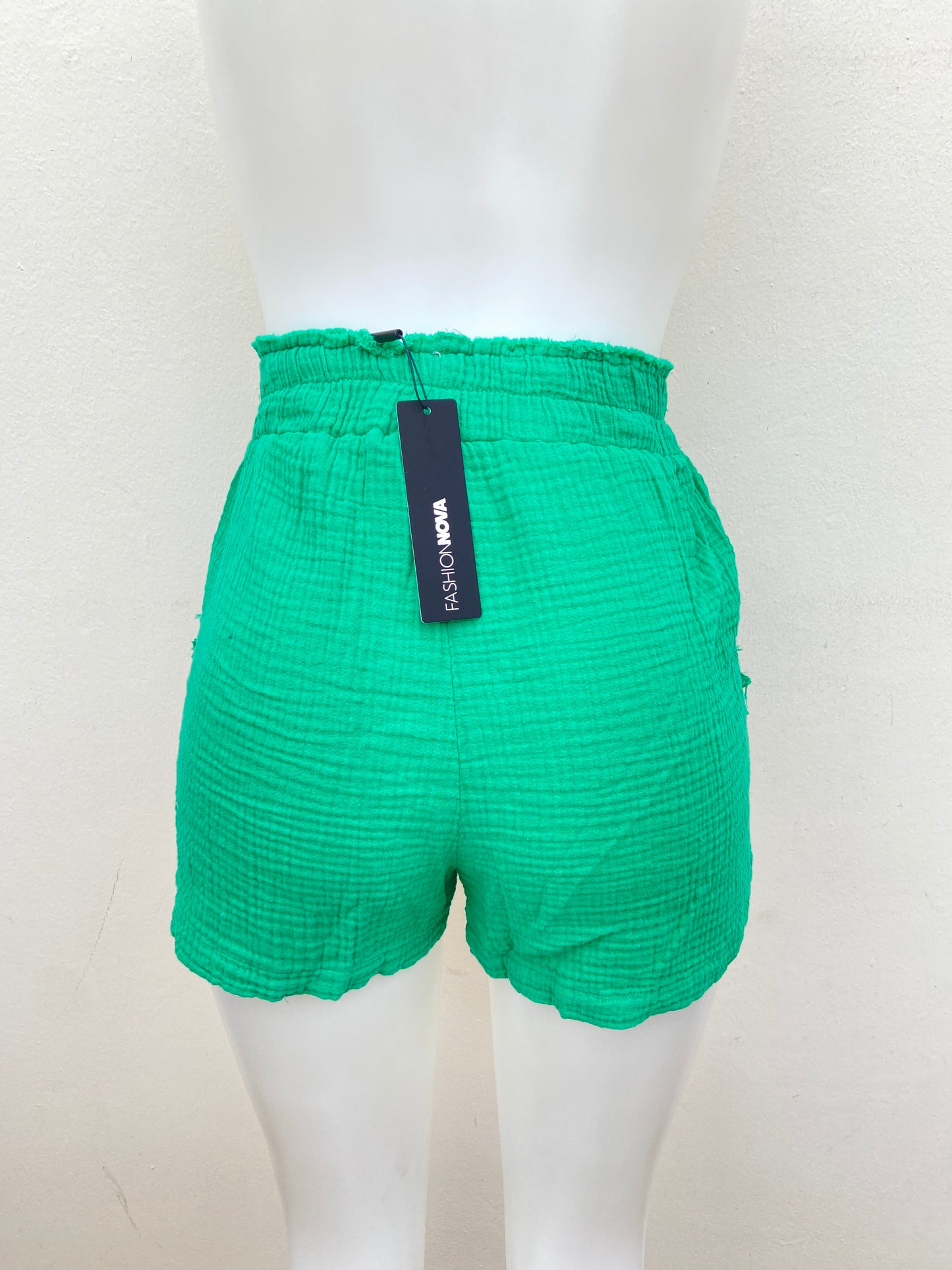 Short, verde con detalles de destruido en la parte de arriba y bolsillos.