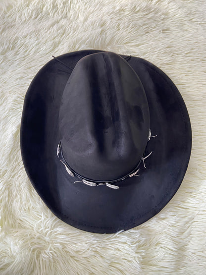 Sombrero, negro con correa y hebillas en color plateado, estilo vaquero.