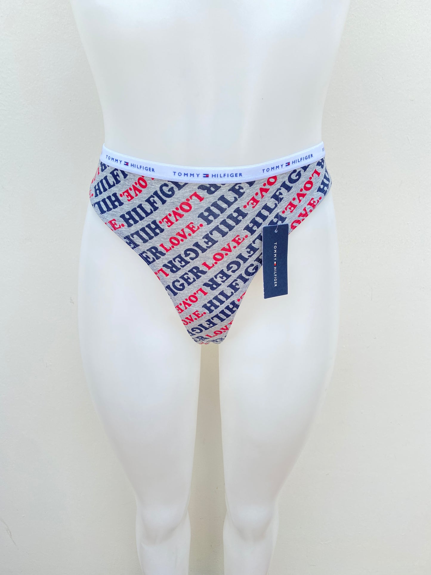 Panti Tommy Hilfiger gris con letras HILFIGER LOVE en azul y rojo, tanga.