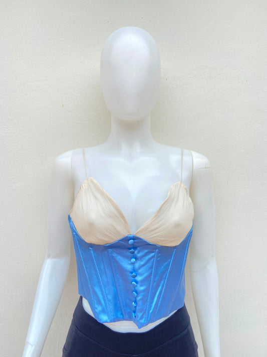 Top/corset azul con tela color crema arriba.