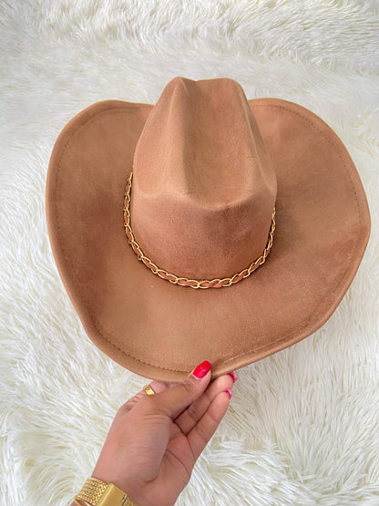 Sombrero, marron/ caramelo con Cadena alrededor en dorado, estilo vaquero.