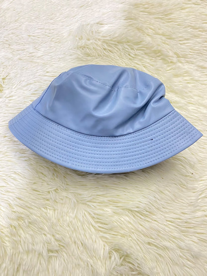 Gorro, en leather color azul y el interior negro.