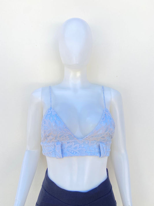 Top, azul claro (baby blue) con encaje y escote en frente.