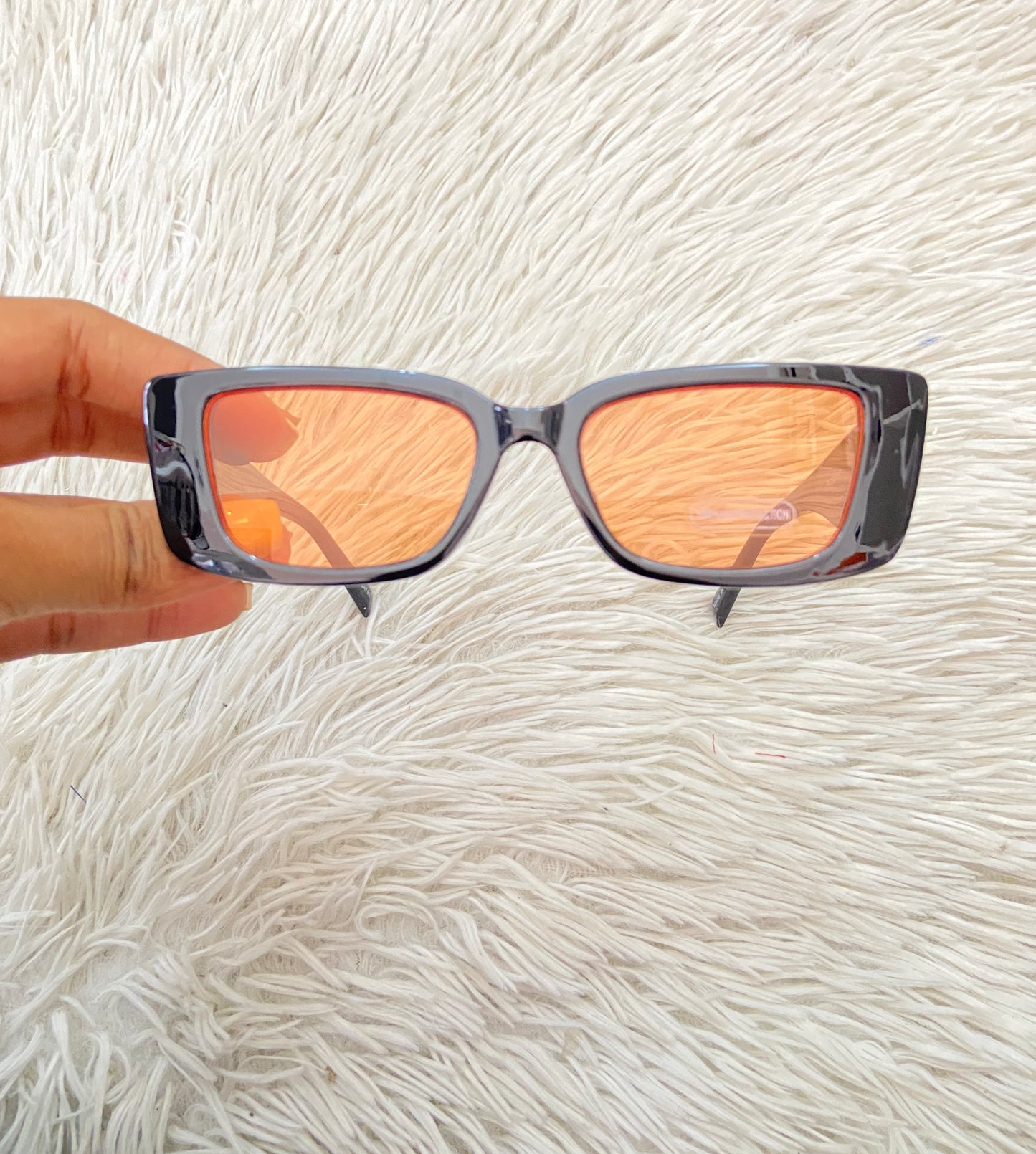 Lentes Fashion Nova original negros con micas naranja.