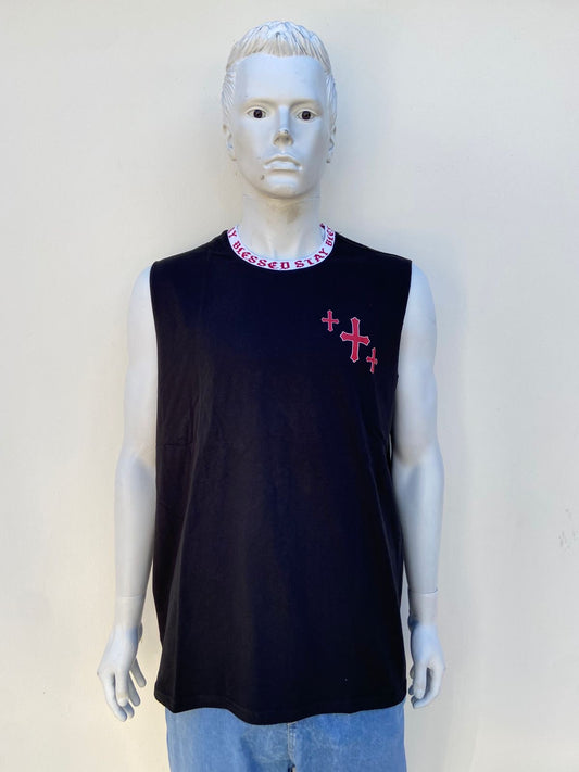 Franela, negra con estampado de cruces en la parte izquierda en color rojo.