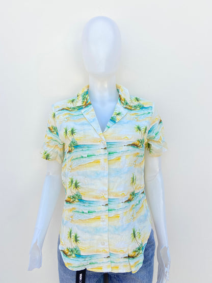 Camisa, amarilla con verde y estampado de playa con palmeras.