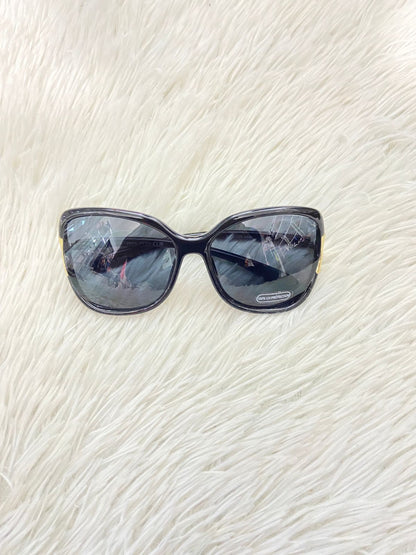 Lentes con montura en forma de V dorado. Con protección 100% UV
