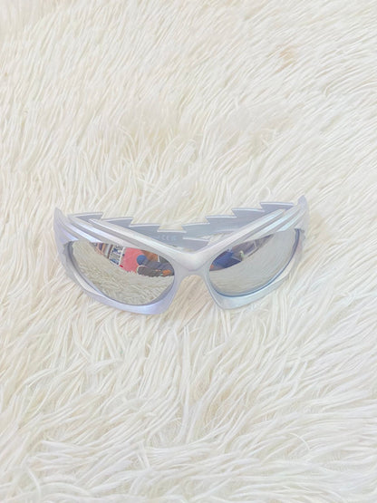 Lentes diseñados con protección UV 100-400 para proteger tu visión. Plateado con micas gris.