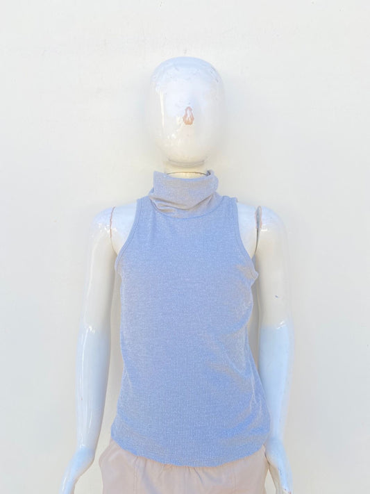 Franela en color gris lisa con cuello de tortuga