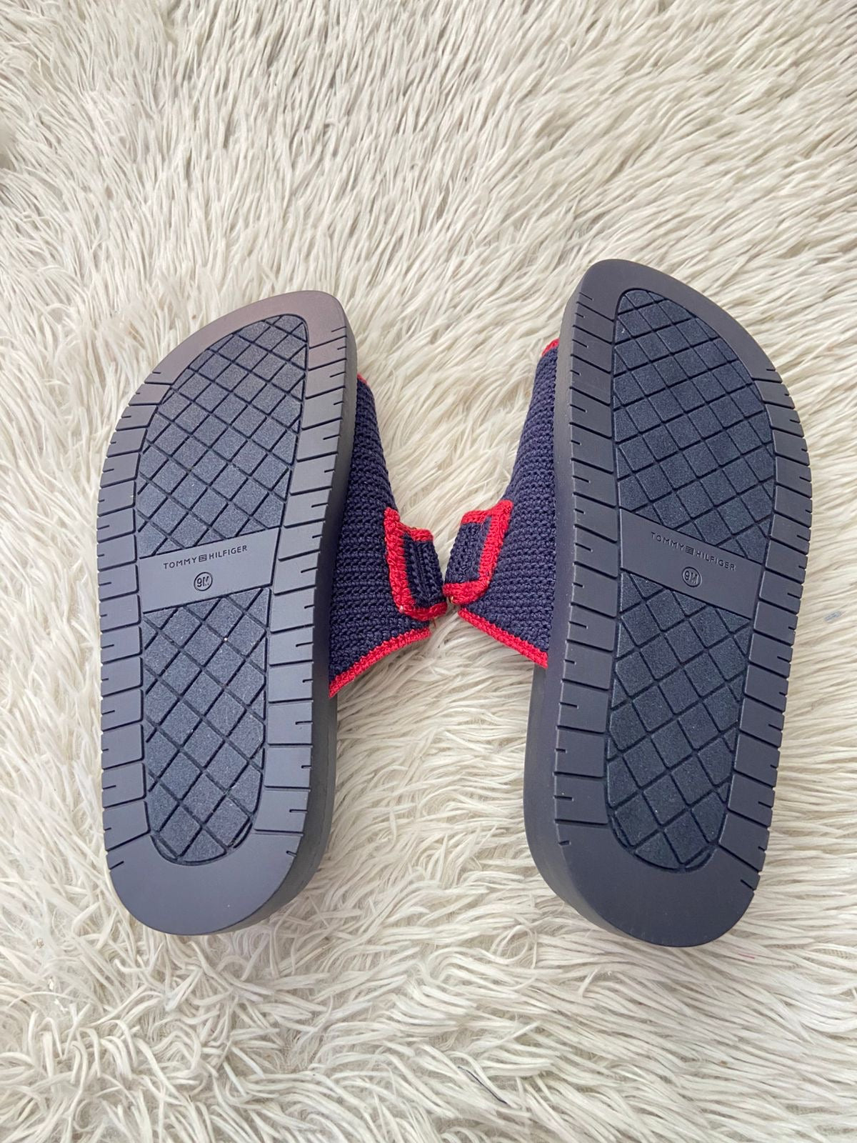 Sandalias TOMMY HILFIGER original, azul marino con rayas en color rojo y tela crochet, más placa TH en dorado.