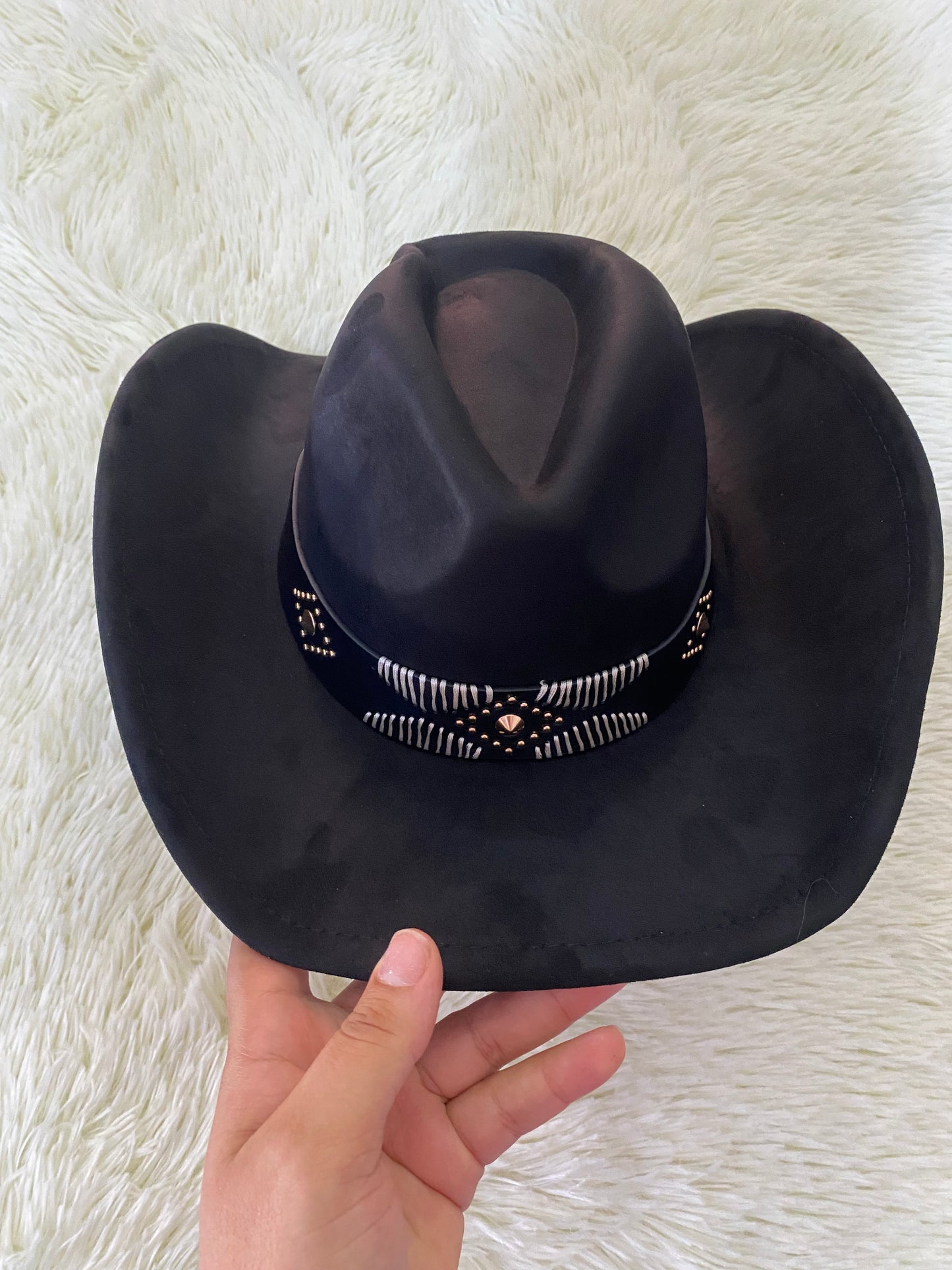 Sombrero, negro con detalles de hilos blancos y detalle de puntos dorados.
