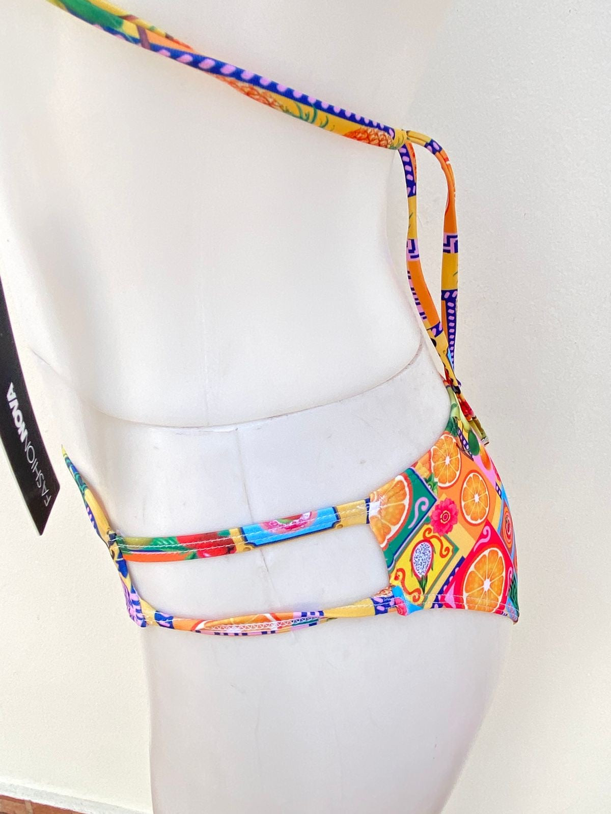 Biquini, naranja con estampado de frutas y lazos ajustables, dos piezas.