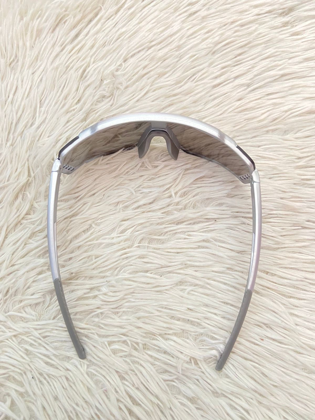 Lentes, plateados con montura en color plateado metálico.