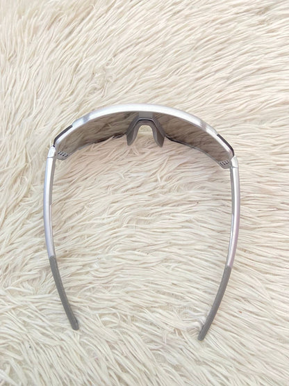 Lentes, diseñados con protección UV 100-400 para proteger tu visión. Plateados con montura en color plateado metálico.