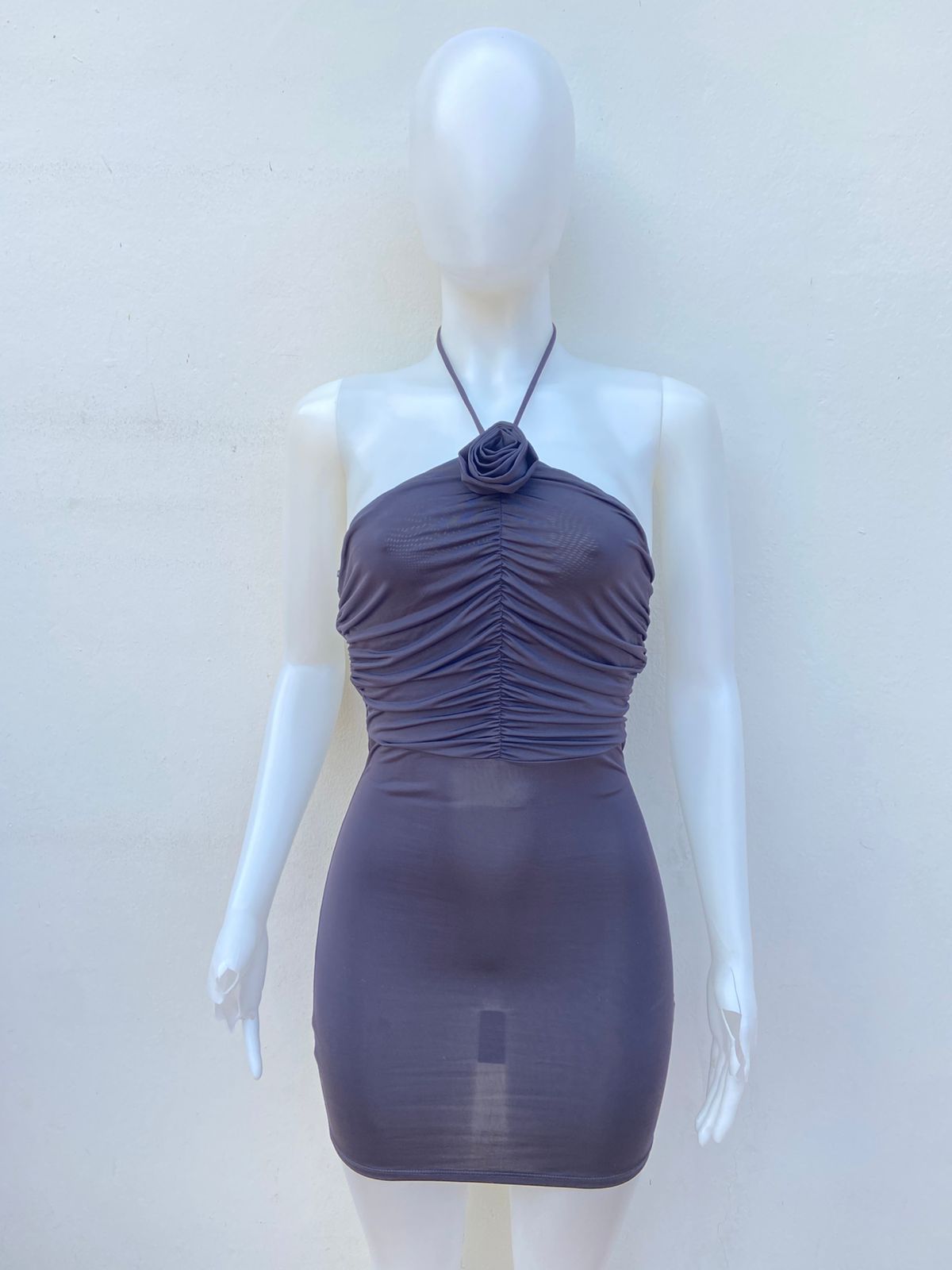 Vestido Forever21 Original, negro con flor en la parte superior.