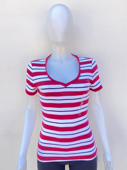 T-shirt Tommy Hilfiger original rojo vino com rayas en color blanco y cuello V.