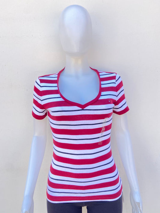 T-shirt Tommy Hilfiger original rojo vino com rayas en color blanco y cuello V.
