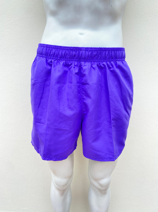 Bañador/ Baggy NIKE original morado con logotipo de la marca en color blanco al lado.