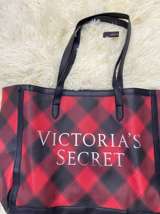Bulto/ Cartera  VICTORIA’S SECRET original rojo con negro y letras de la marca en color plateado.
