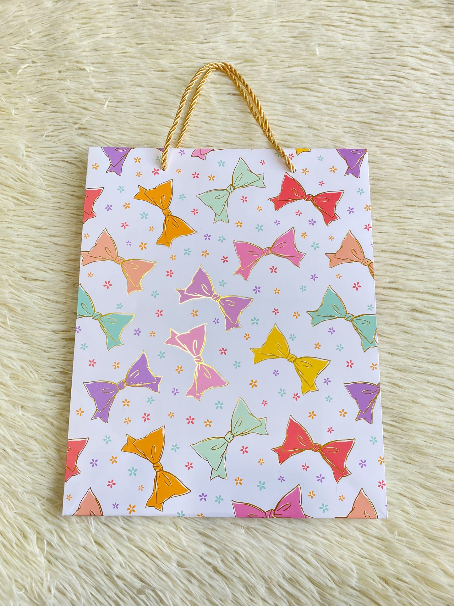 Shopping blanco con lazos de colores y tiro amarillo. MEDIANO