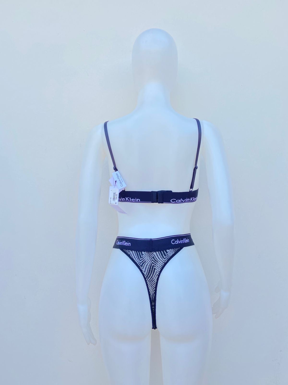 Conjunto Calvin Klein original, negro de encaje con estampado de la marca en blanco.