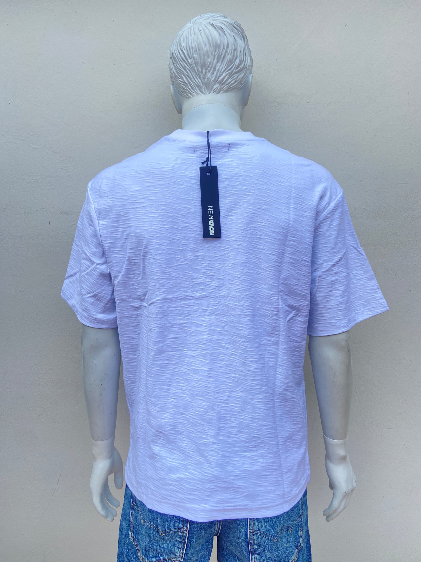 T-shirt, blanco liso con bolsillo en frente, cuello redondo, esencial.