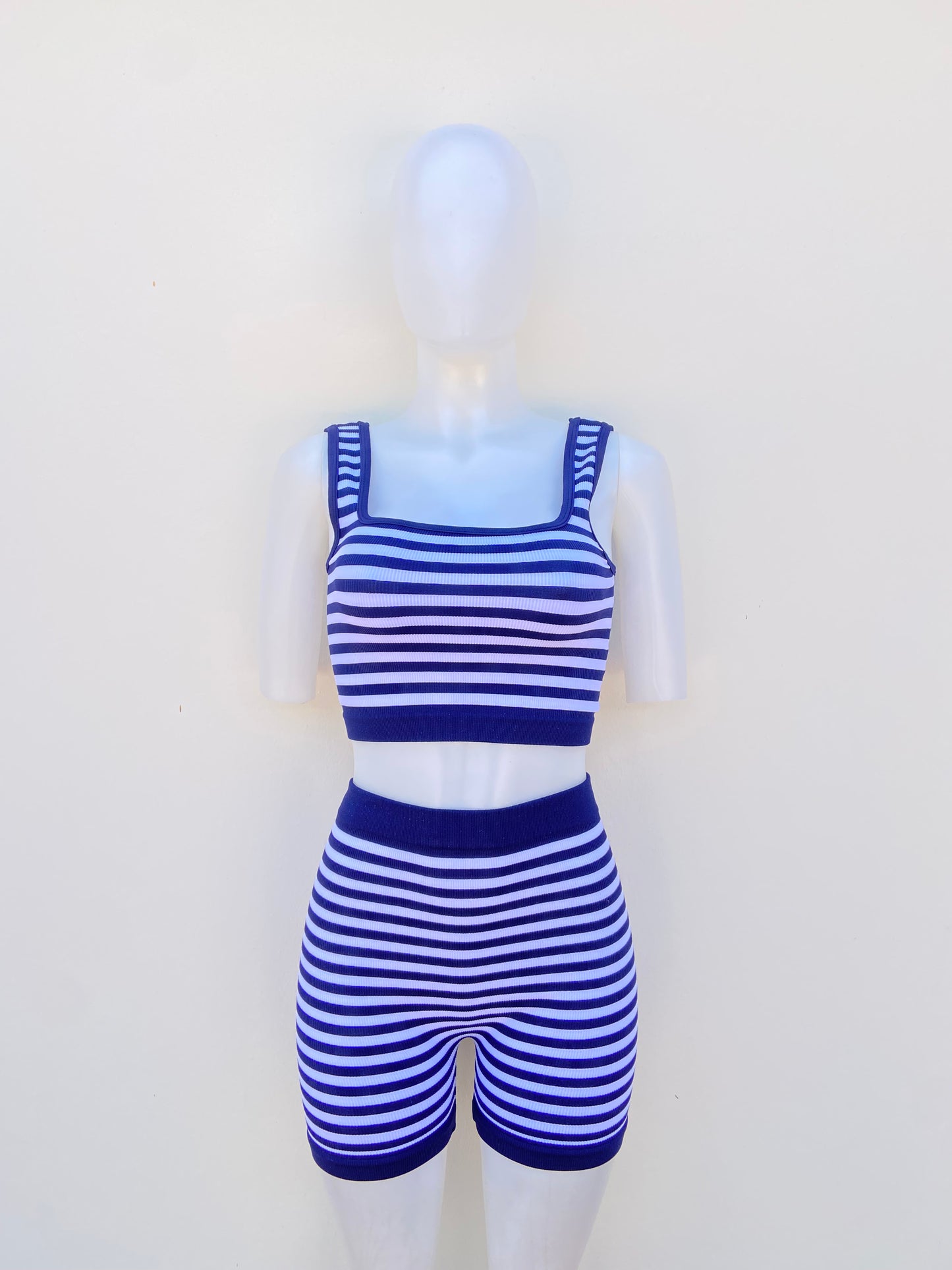 Conjunto FCT original, azul marino con rayas en color blanco.
