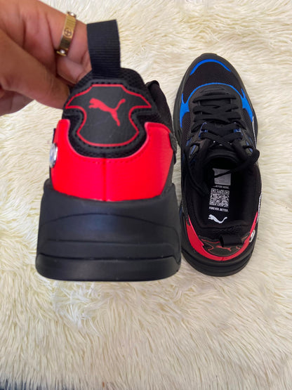 Tenis PUMA X BMW MOTORSPORT original, negro con azul y detalles en color rojo.