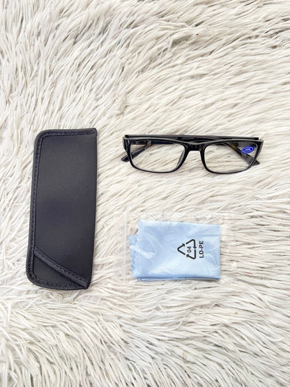 Lentes diseñados con protección UV 100-400 para proteger tu visión.  En color negro con micas claras