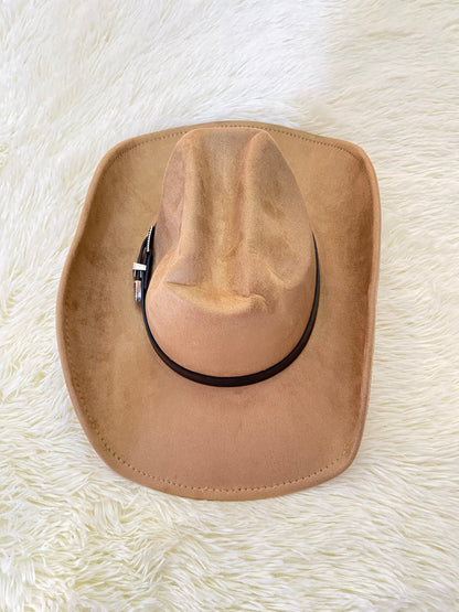 Sombrero crema/beige con correa negra con detalles plateados.