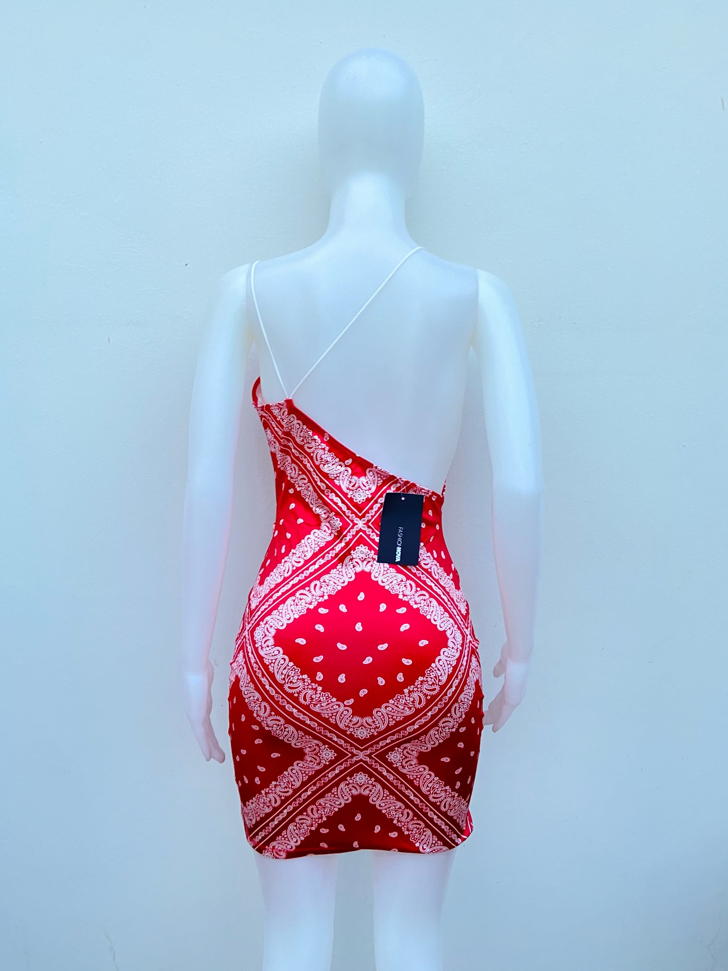 Vestido Fashion Nova original rojo con estampado de pañuelo en blanco.