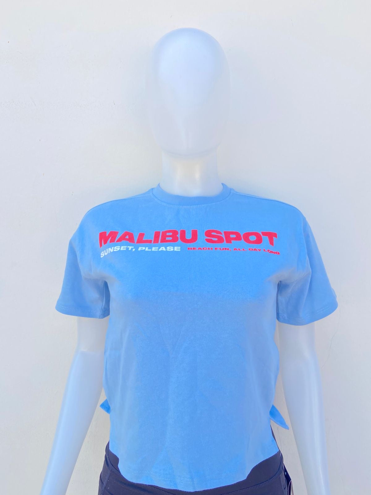 T-shirt ZARA Original en color azul con letra roja al frente MALIBU SPOT sunset, Please beach fun, all day long.