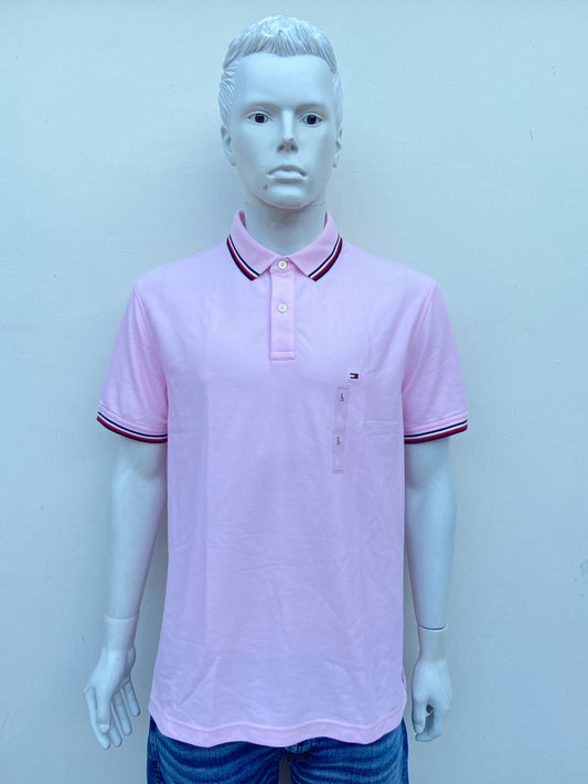 Polocher Tommy Hilfiger original rosado claro con cuello y mangas con líneas rojas.