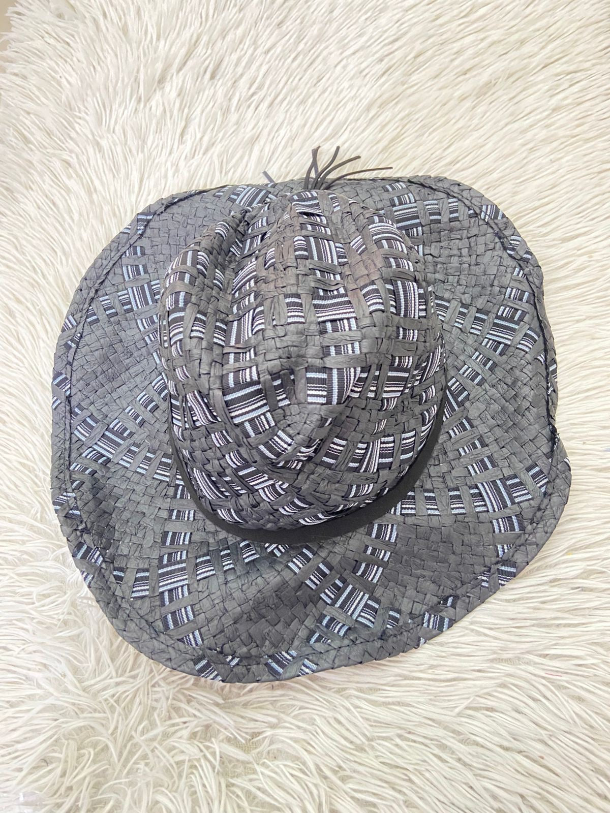 Gorro en color negro tejido con tejido de hilo y tela cruzada en color negra y tonos azules y lazo caido al frente