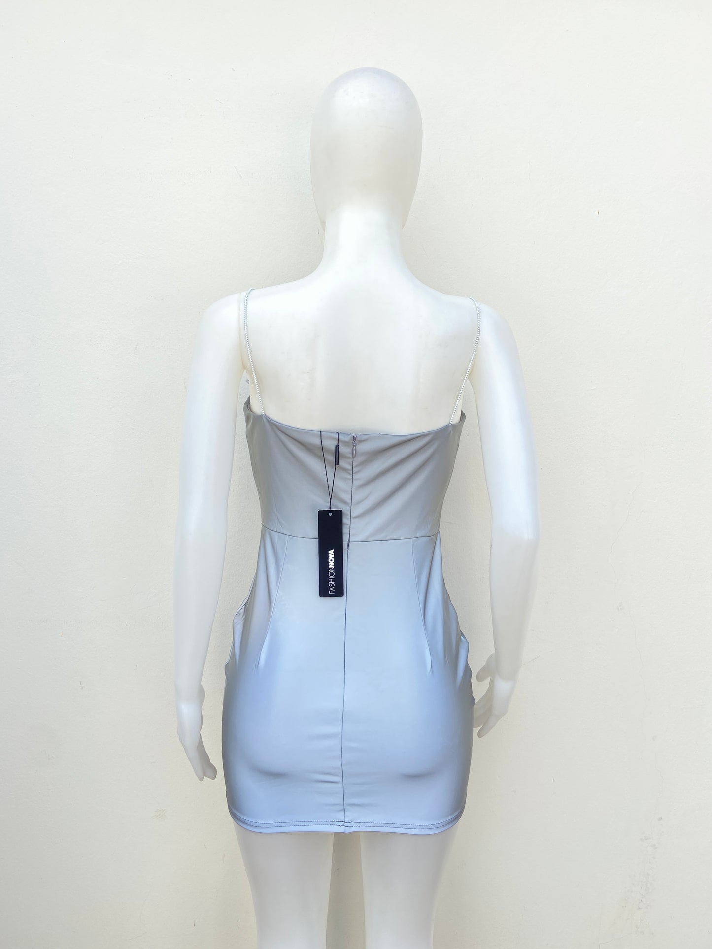 Vestido Fashion Nova original gris metálico con abiertos en frente.