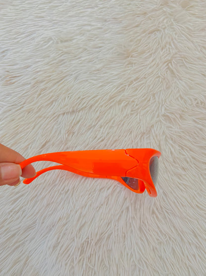 Lentes, diseñados con protección UV 100-400 para proteger tu visión. Naranja con micas de color negro.
