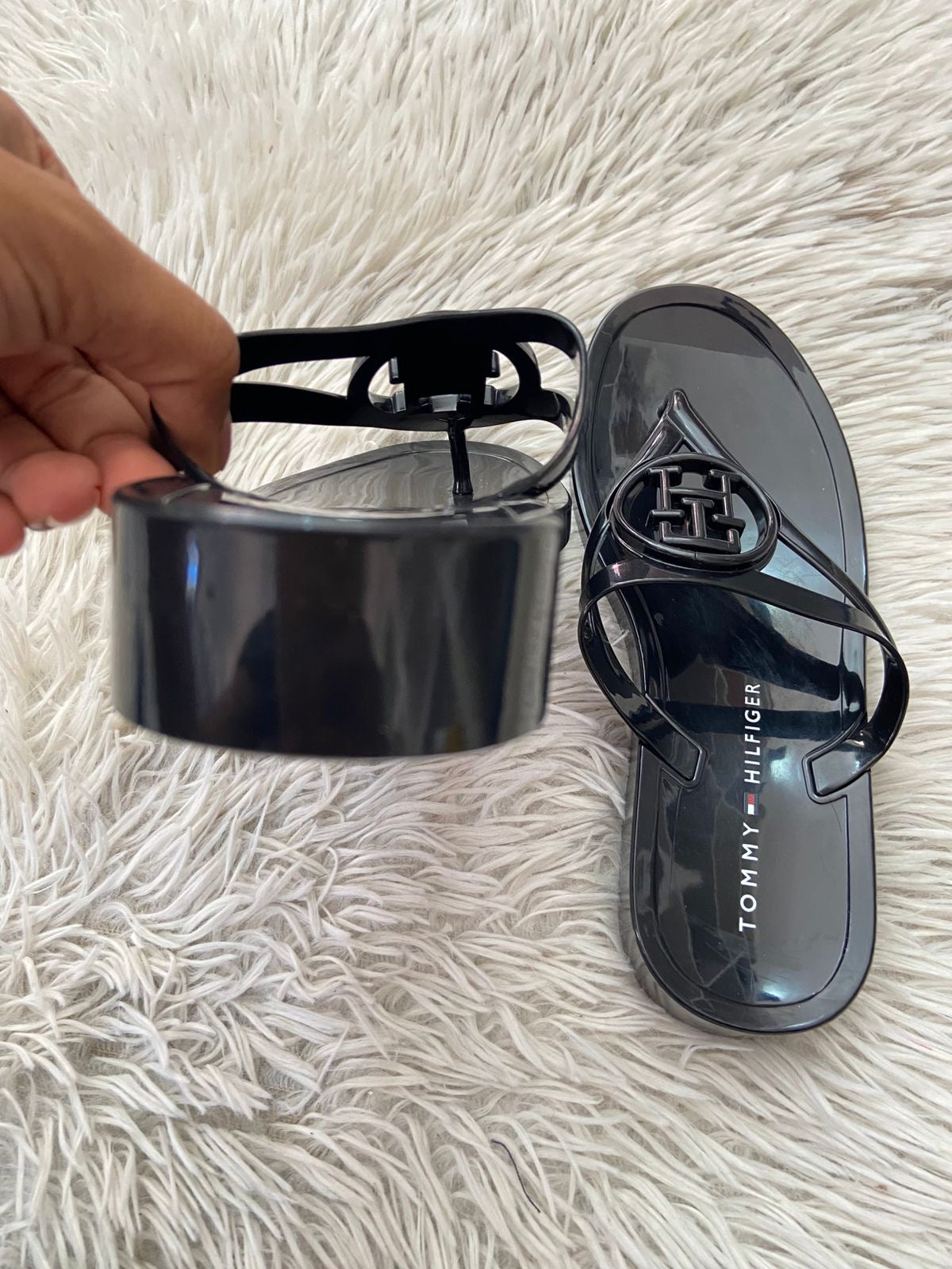 Sandalias TOMMY HILFIGER original, negro matte, con diseño de círculo e iniciales TH.