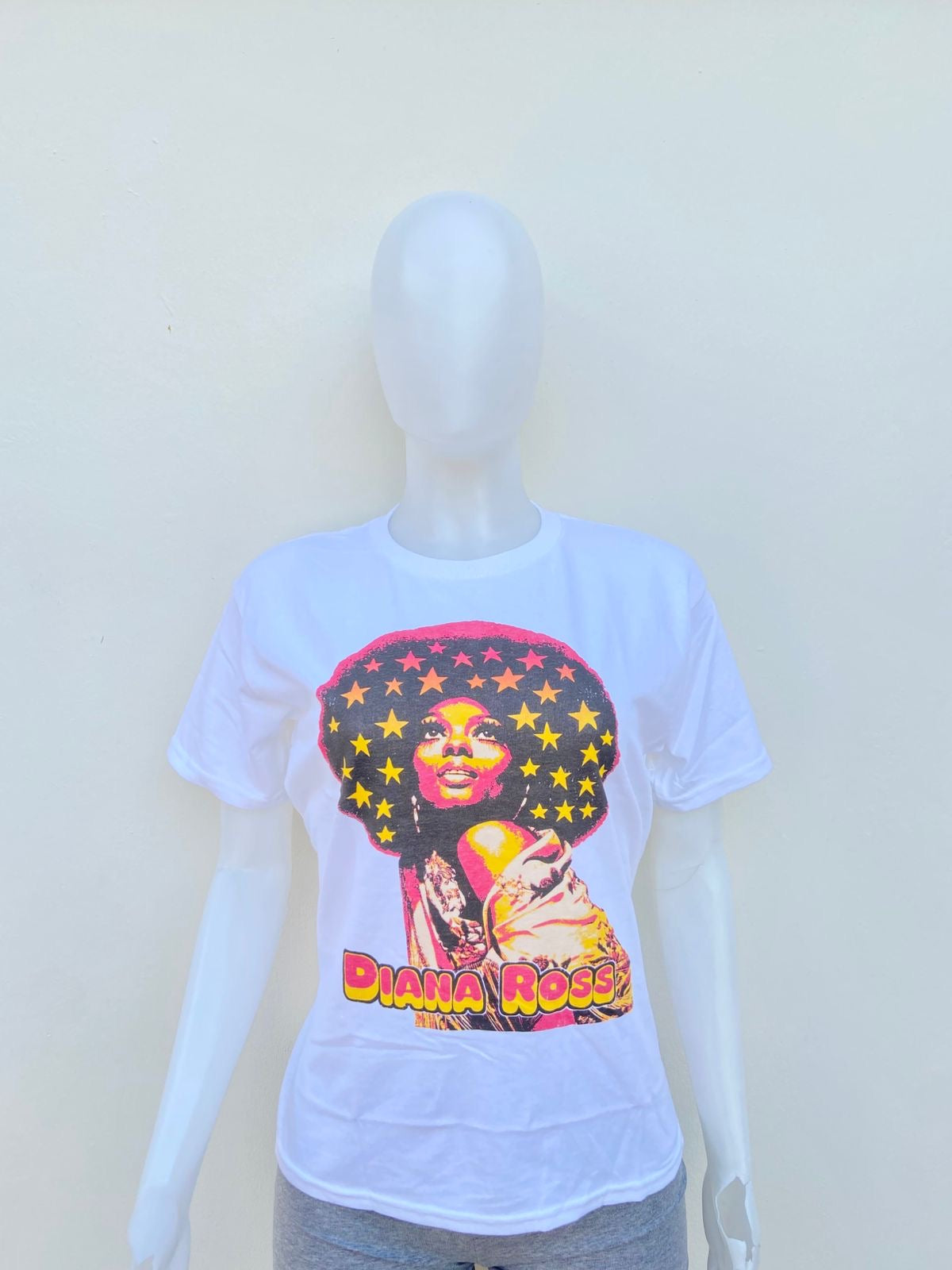 T-shirt blanco con estampado de Diana Ross en colores y estrellas en el afro.