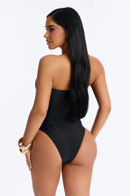 Biquini, negro con abierto  en frente y placa en color dorada, strapless, 1 pieza.