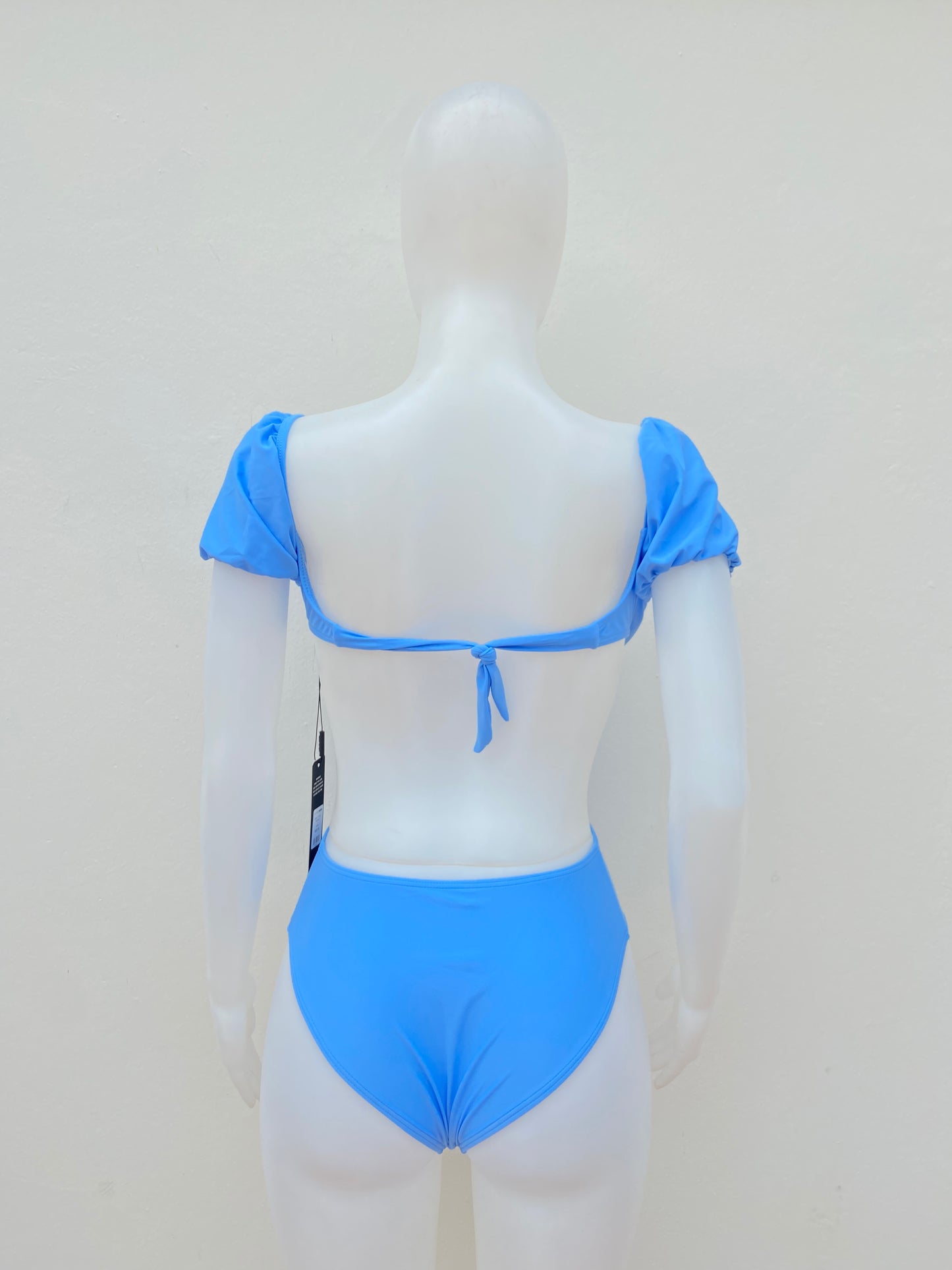 Biquini Fashion Nova original azul claro con mangas abucheadas.