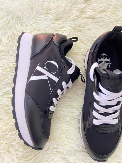 Tenis CLAVIN KLEIN original, negro con suela en color blanco y letras CK en  los lados.