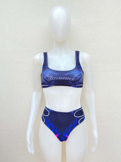 Biquini, de dos piezas negro con estampado de rayos y llamas en color azul y rosado y con letra al frente FINESSE