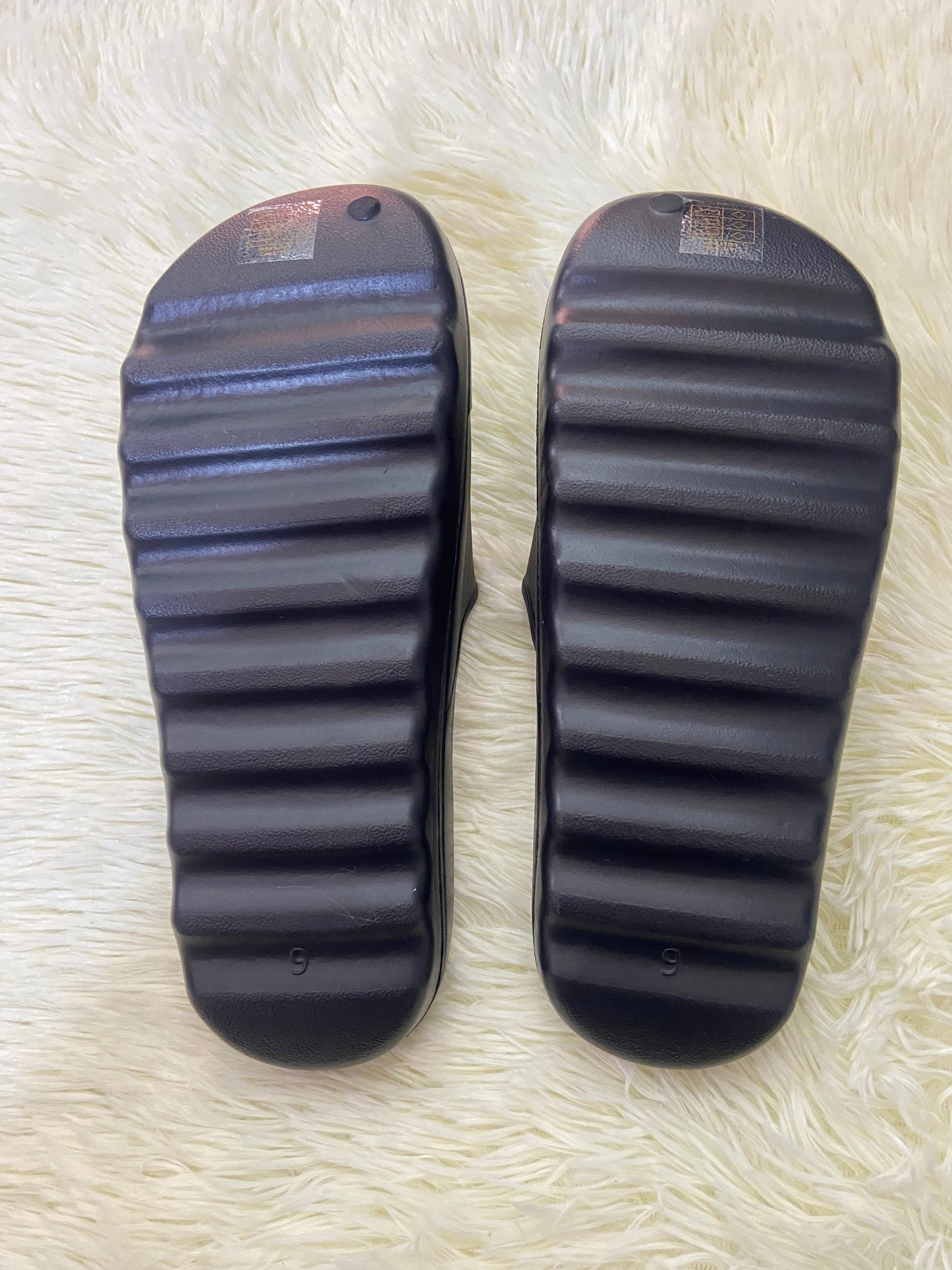 Sandalias KARL LAGERFELD original, negra con letras de la marca en cursiva.
