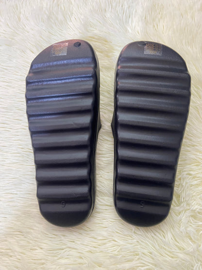 Sandalias KARL LAGERFELD original, negra con letras de la marca en cursiva.