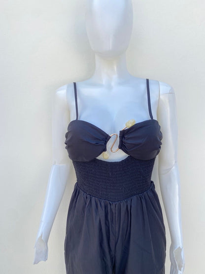Enterizo, negro con broche en frente en color dorado.