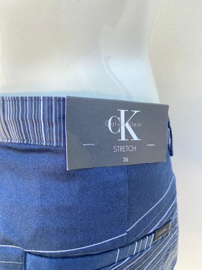 Bermuda CALVIN KLEIN original, azul marino y rayas en color blanco y gris, 98% algodón.