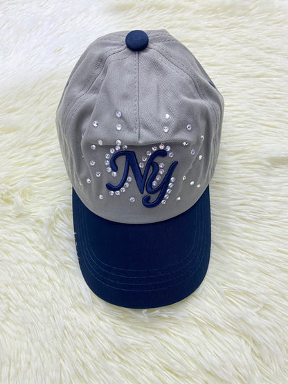 Gorra, gris con azul marino y letras NY y detalles de diamantes, para niños.